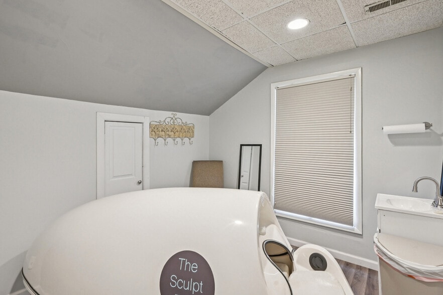 More Photos Of 56 N Franklin St, Delaware Freestanding For Sale