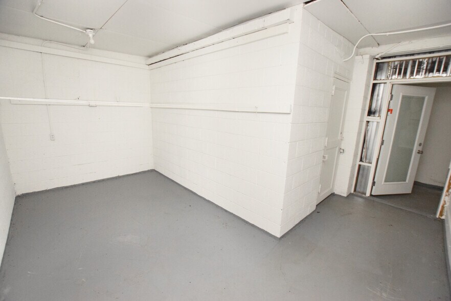 More Photos Of 713 Fenton Rd, Flint Warehouse For Sale