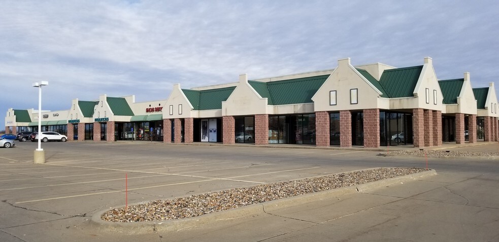More Photos Of 1514-1598 Washington St, Pella General Retail For Sale