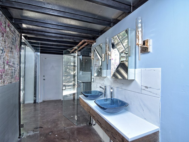 More Photos Of 1106 S 8th St, Austin General Retail For Lease