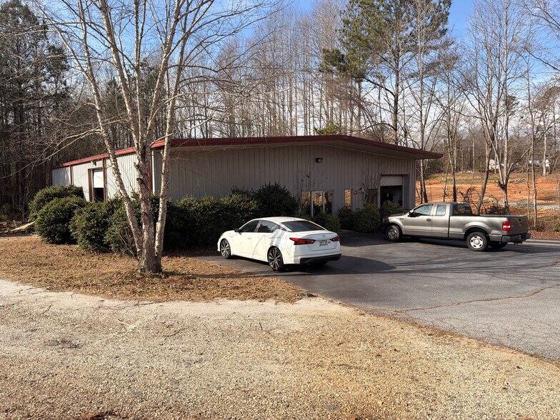 Primary Photo Of 514 Concord Industrial Dr, Seneca Flex For Sale