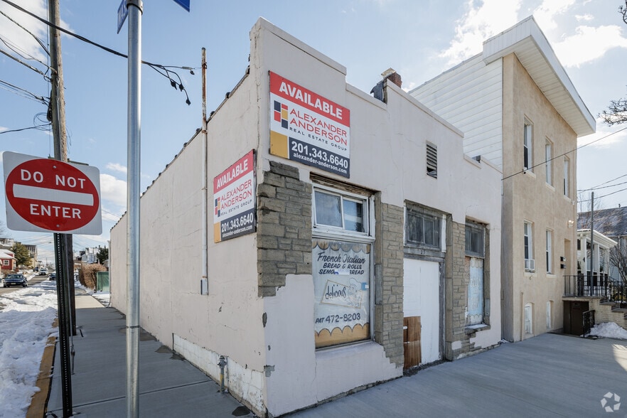 More Photos Of 25 East Pl, Lodi Storefront For Sale