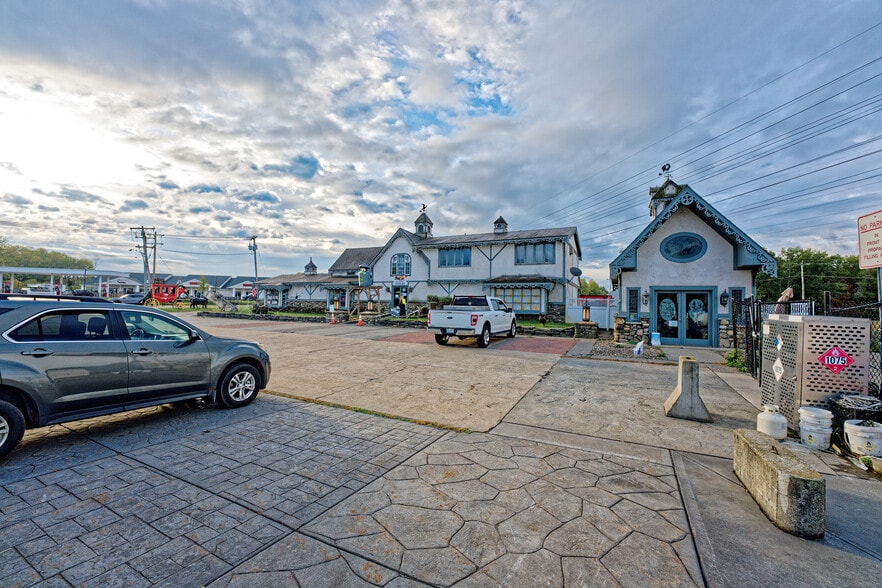 More Photos Of 671 Mariaville Rd, Schenectady Garden Center For Sale