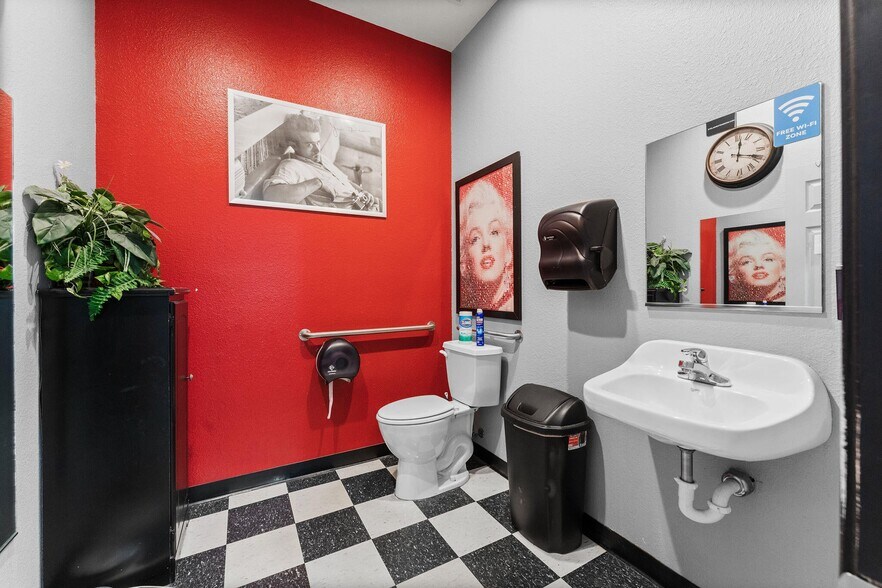 More Photos Of 208 N Main St, Nixa Freestanding For Sale