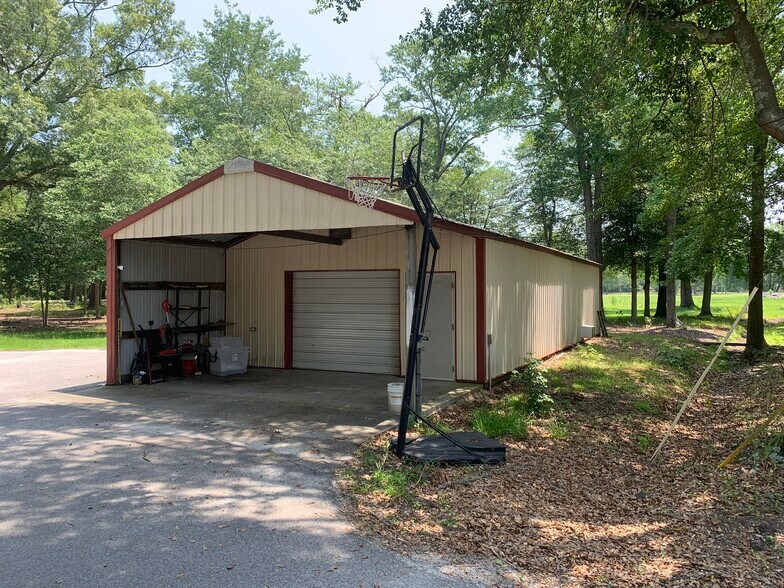 More Photos Of 1500 Chestnut Rd, Elgin Specialty For Sale