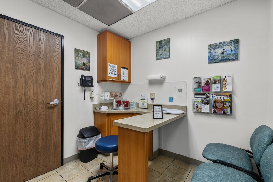 More Photos Of 26055 Bouquet Canyon Rd, Santa Clarita Veterinarian Kennel For Sale