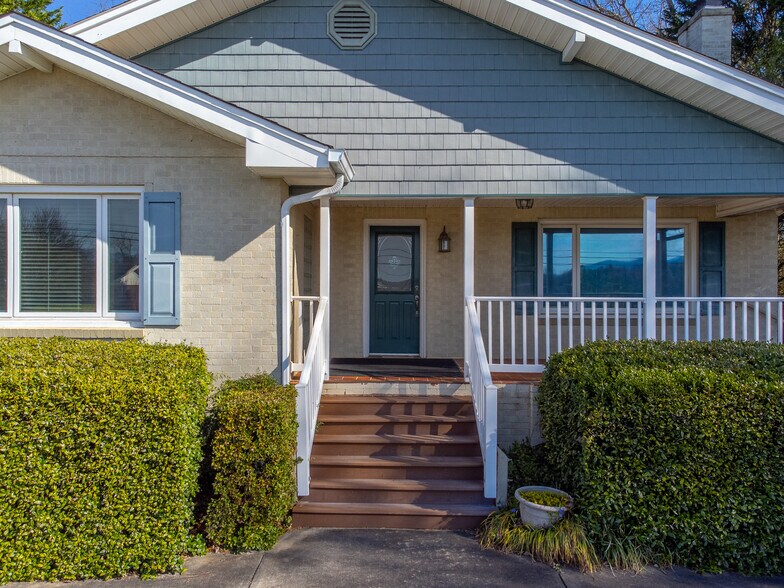 More Photos Of 156 White Oak St, Franklin Medical For Sale
