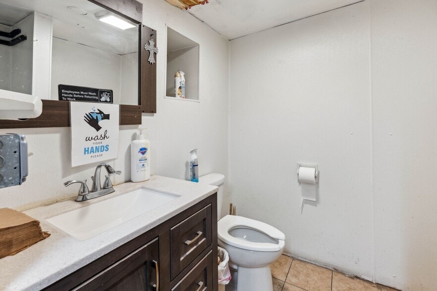 More Photos Of 117 Clinton St, Shrewsbury Freestanding For Sale