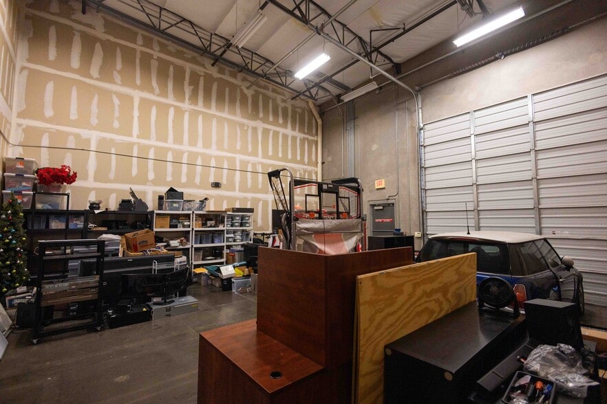 More Photos Of 2222 W Parkside Ln, Phoenix Light Manufacturing For Sale