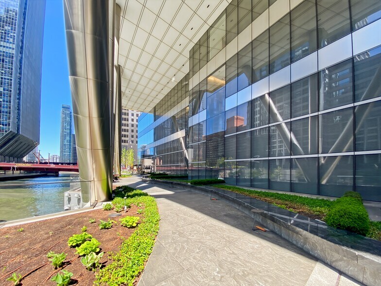 More Photos Of 110 N Wacker Dr, Chicago Coworking Space