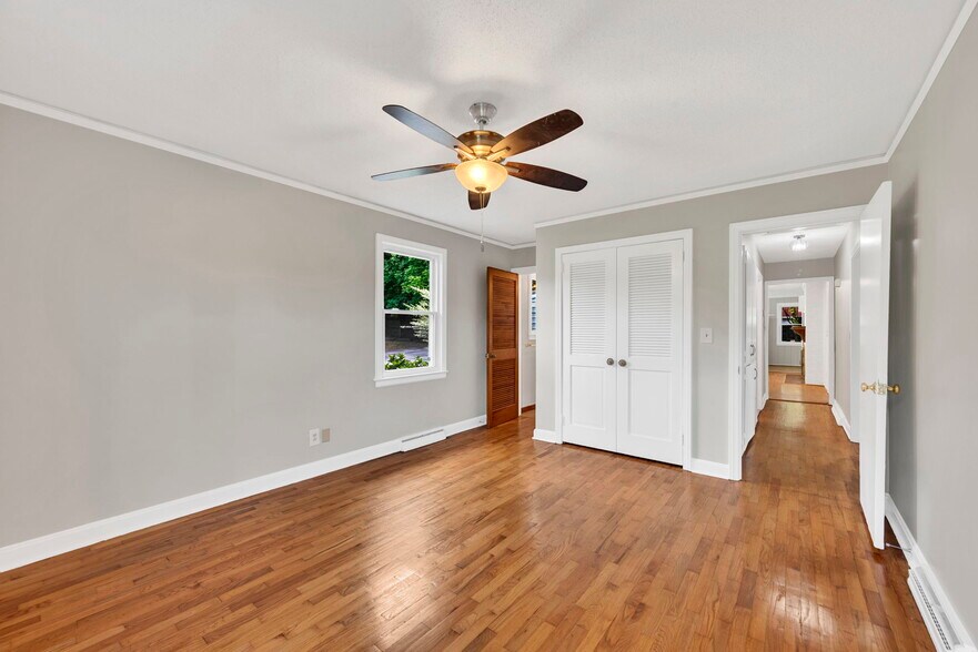 More Photos Of 1 Elizabeth Dr, Greenville Freestanding For Sale