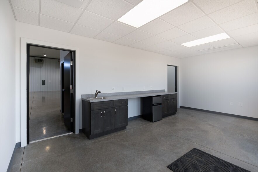 More Photos Of 7200 Old Liberty Road, Powell Flex For Lease