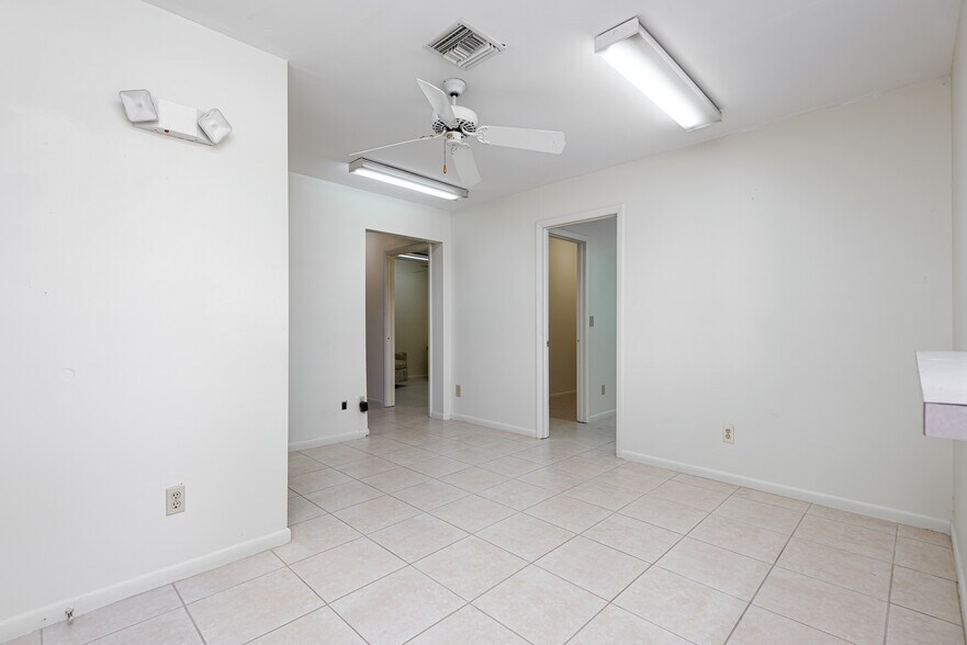 More Photos Of 420 NE 3rd Ave, Cape Coral Warehouse For Lease