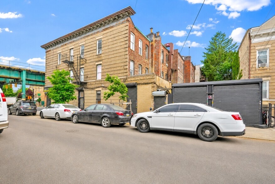 More Photos Of 10617 Jamaica Ave, Richmond Hill General Retail For Sale