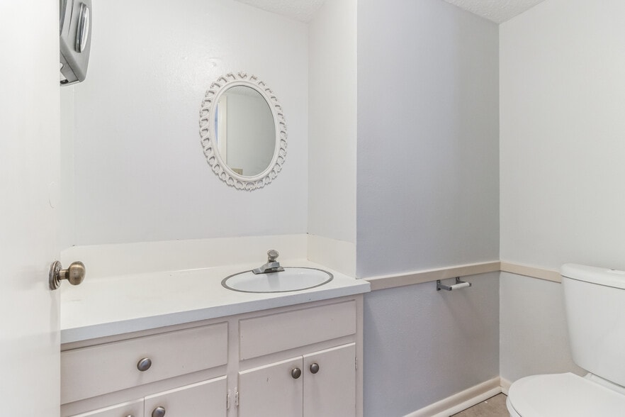 More Photos Of 1704 San Antonio St, Austin Office For Lease