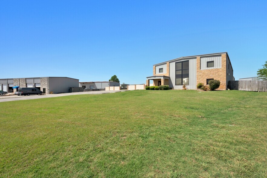 More Photos Of 165 Tecon Cv, Buda Warehouse For Lease