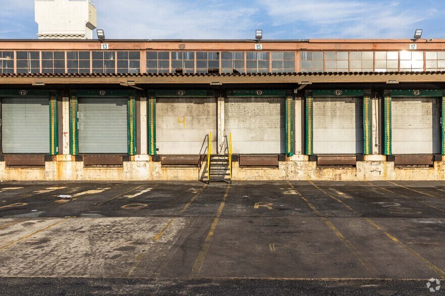 More Photos Of 460 Kingsland Ave, Brooklyn Truck Terminal For Lease