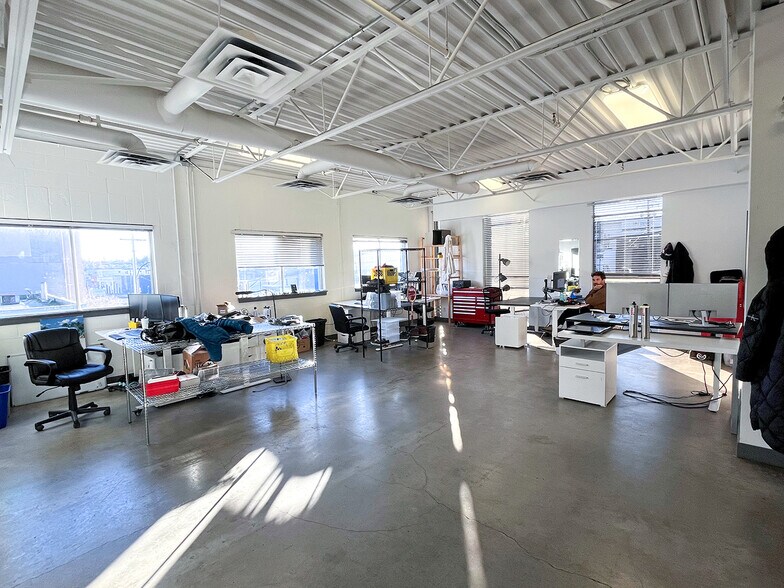 More Photos Of 1201 Franklin St, Vancouver Showroom For Lease