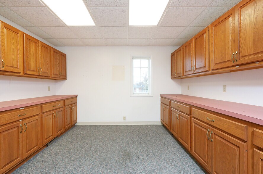 More Photos Of 321 E 3rd St N, Newton Medical For Lease
