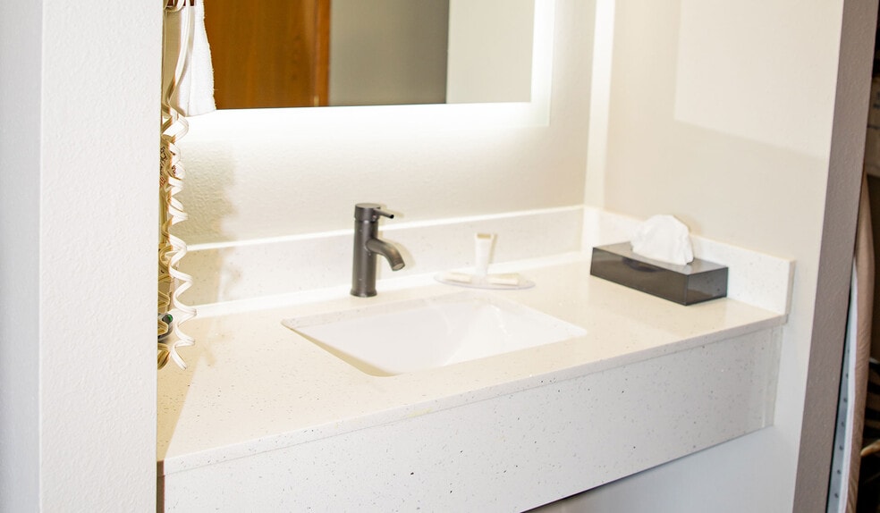 More Photos Of 937 Enterprise Ln, Mount Carmel Hotel For Sale