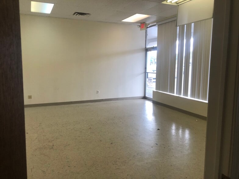 More Photos Of 7608 Oswego Rd, Liverpool Unknown For Lease