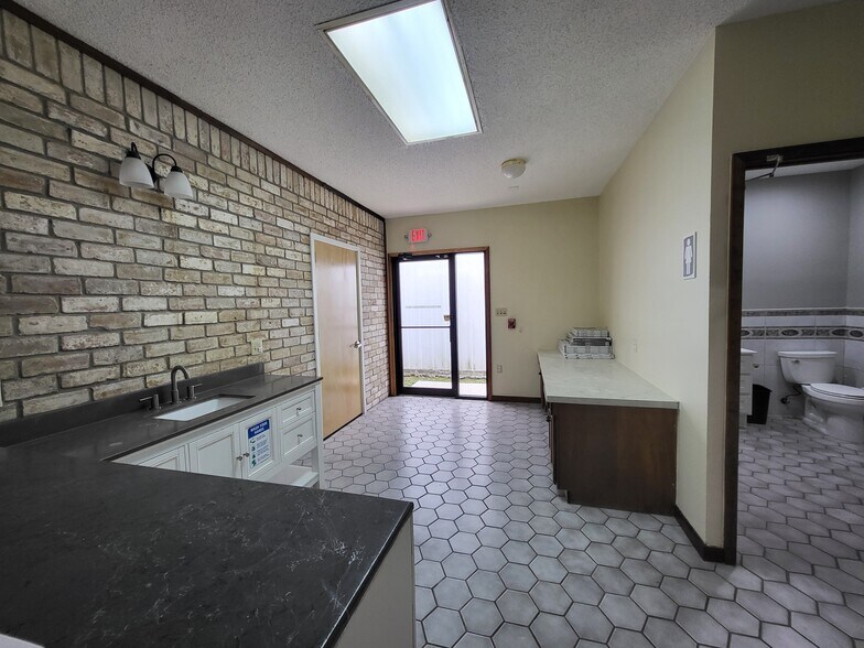 More Photos Of 20817 Sunshine Ln, Spring Office Residential For Lease