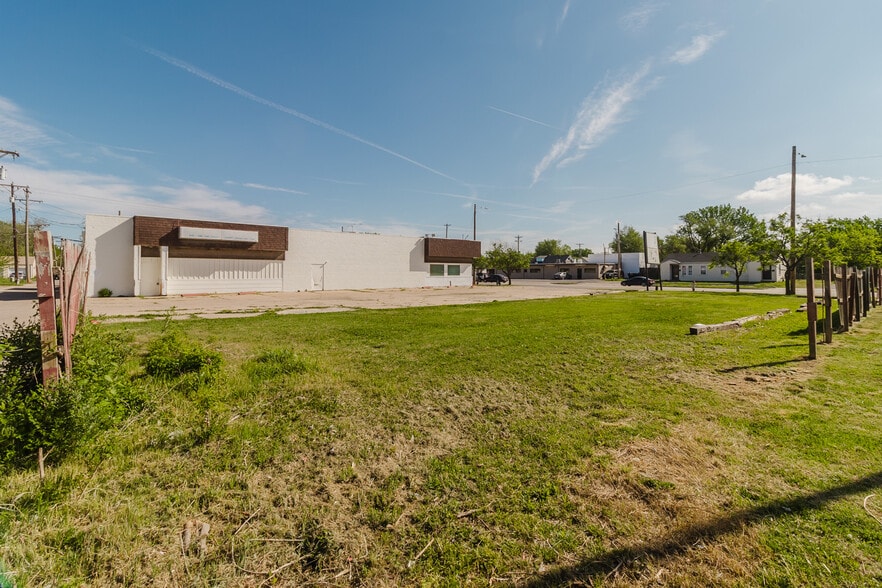 More Photos Of 1015 S Meridian Ave, Wichita Auto Repair For Sale