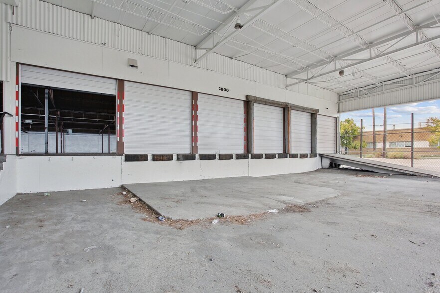 More Photos Of 3800-3900 E 48th Ave, Denver Warehouse For Sale