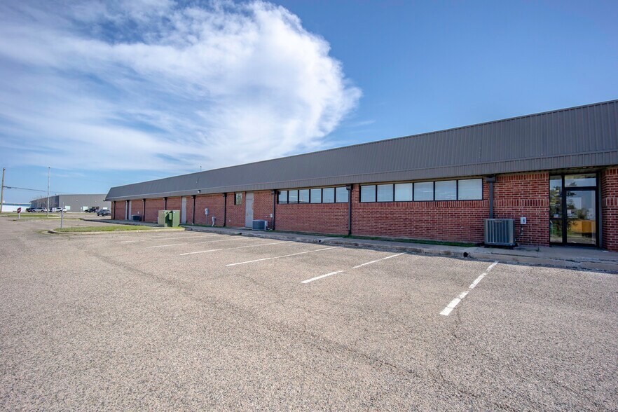 More Photos Of 1400 N Kennedy Ave, Shawnee Office For Sale