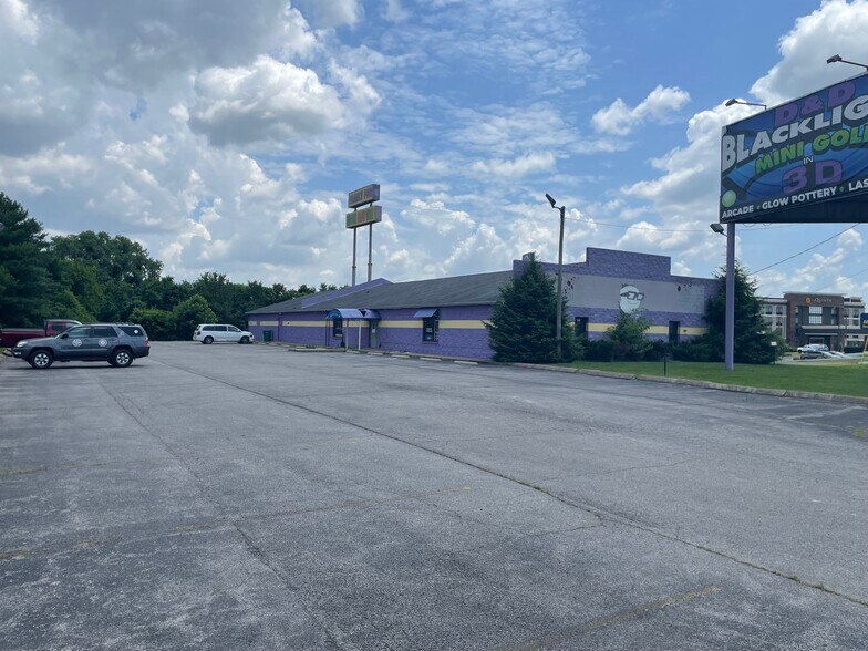 More Photos Of 211 Holiday Dr, Clarksville General Retail For Lease