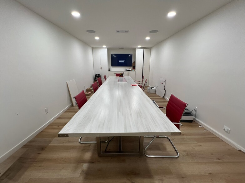 More Photos Of 413 N Moss St, Burbank Light Manufacturing For Sale