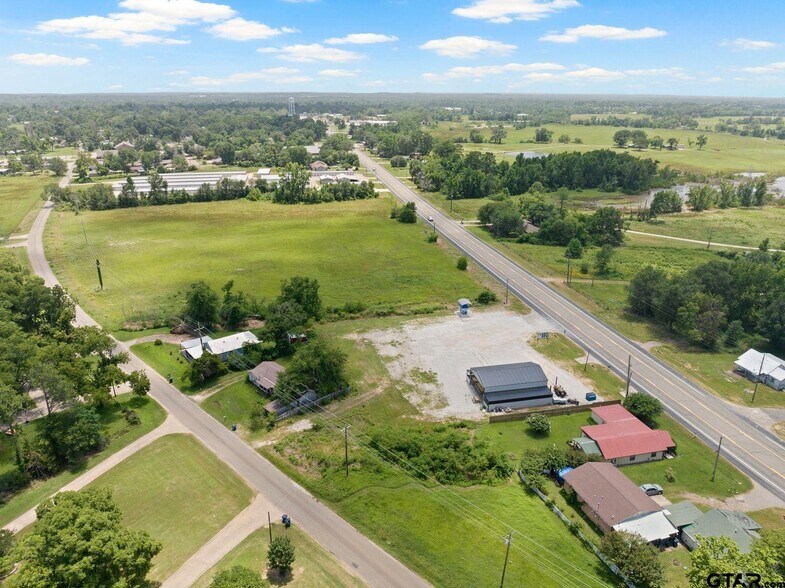 More Photos Of 908 W Broadway St, Winnsboro Flex For Sale