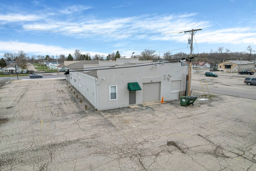More Photos Of 955 N Main St, Urbana Showroom For Sale