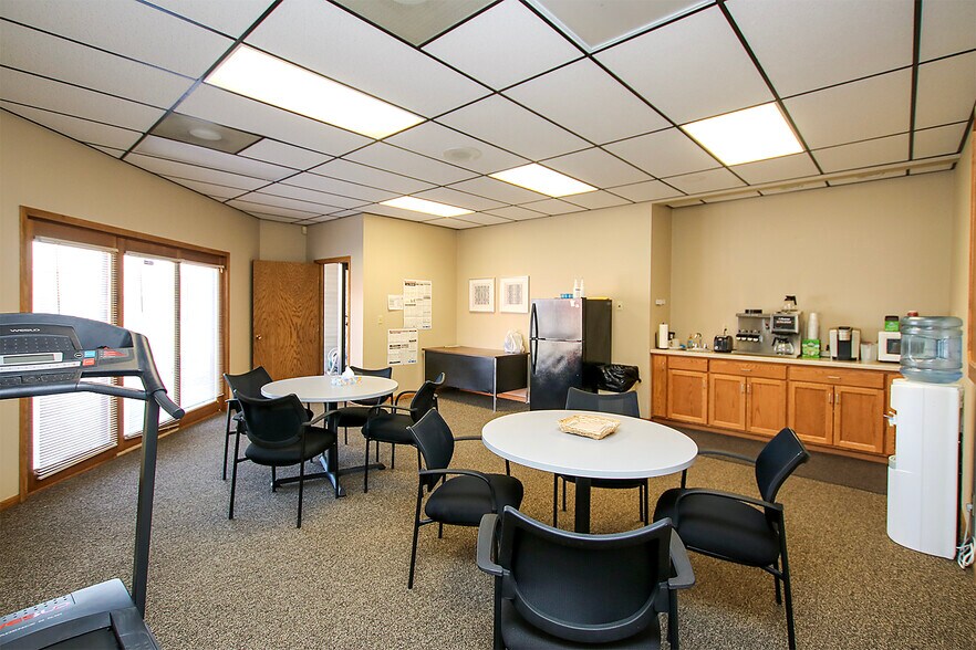 More Photos Of 555 3rd Ave NW, Hutchinson Office For Sale