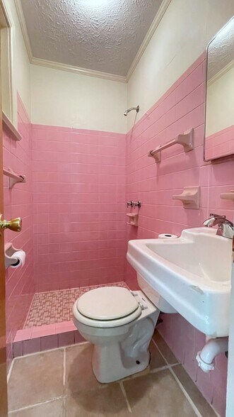 More Photos Of 14 Farmer St, Newnan Medical For Sale