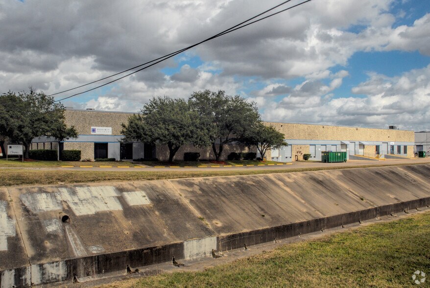 More Photos Of 3434-3446 Lang Rd, Houston Manufacturing For Lease