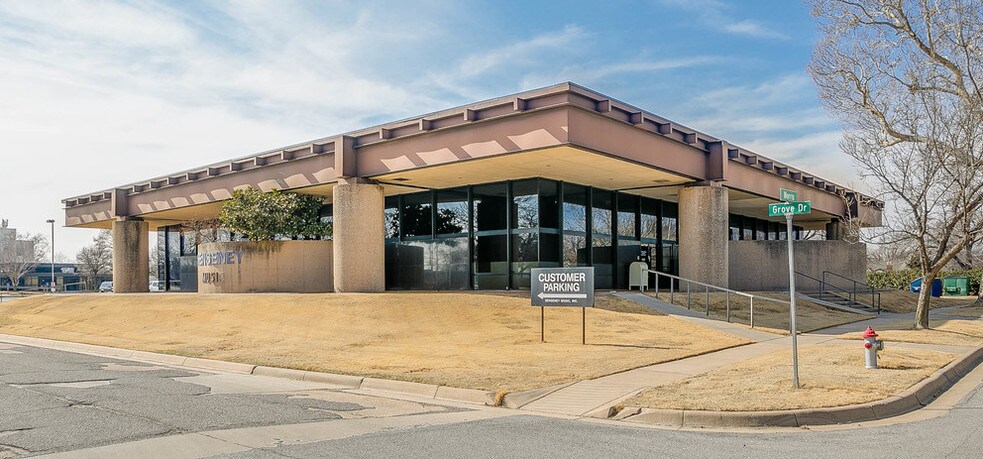 More Photos Of 2300 E Lincoln St, Wichita Freestanding For Lease