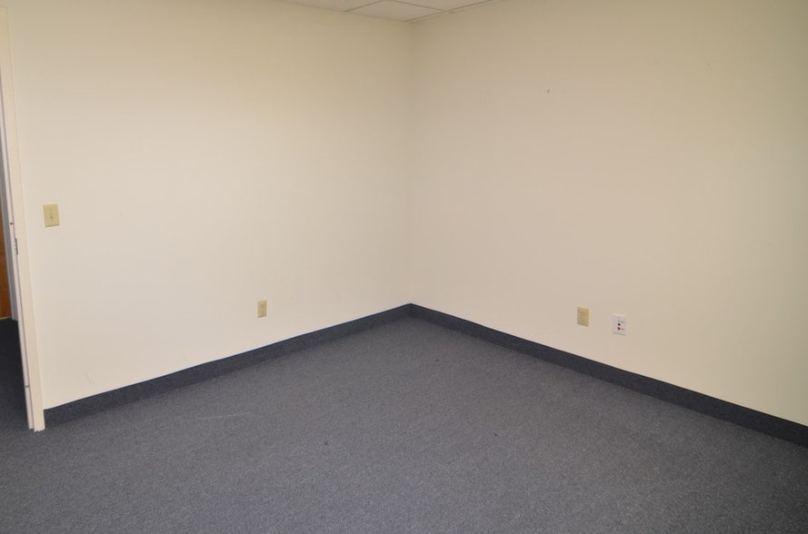 More Photos Of 107 W Main St, Clinton Office For Lease