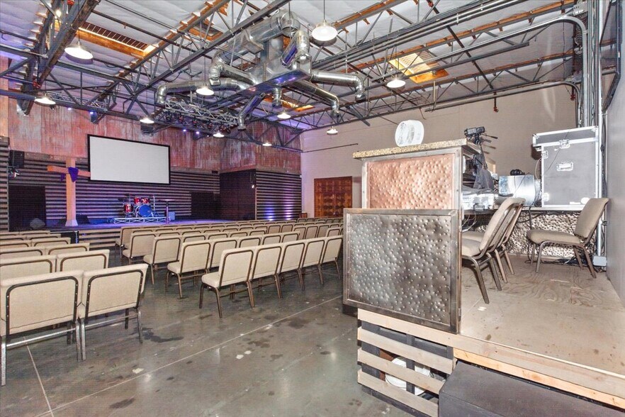 More Photos Of 7970 Cherry Ave, Fontana Showroom For Lease