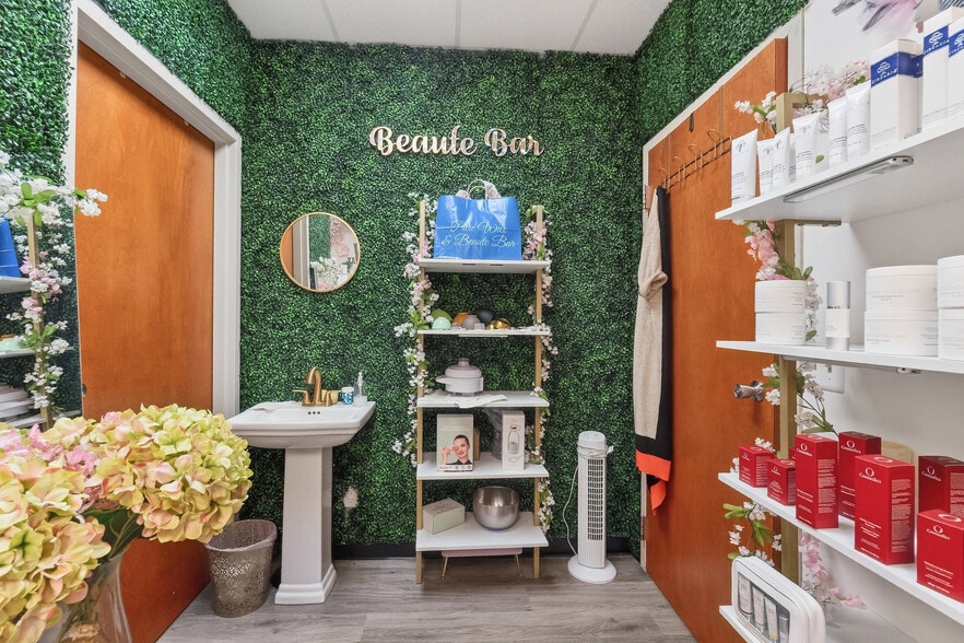 More Photos Of 3210 Prosperity Church Rd, Charlotte Office For Sale