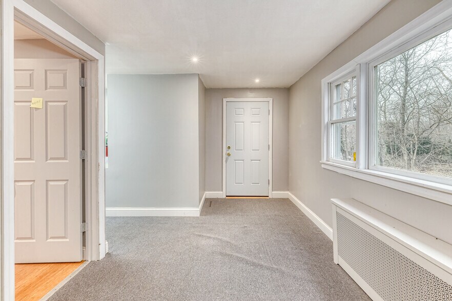 More Photos Of 226 E Main St, Huntington Office For Lease