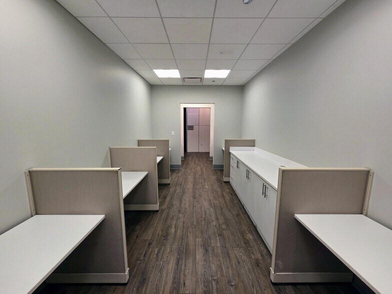 More Photos Of 333 E Benton Pl, Chicago Freestanding For Lease