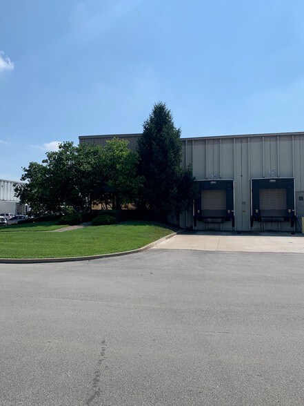 More Photos Of 7925 National Tpke, Louisville Manufacturing For Lease