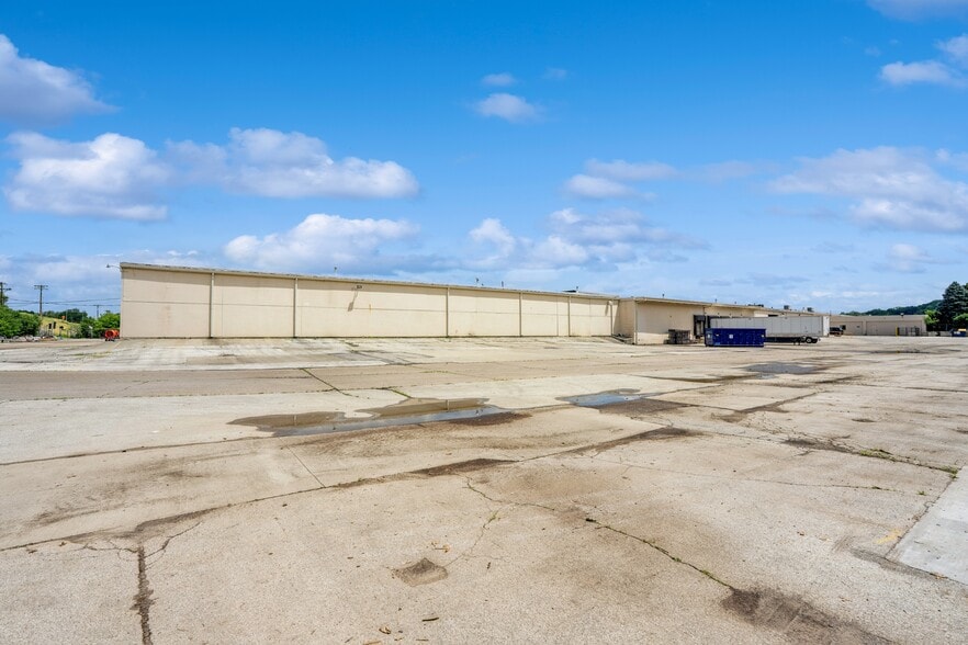 More Photos Of 2301 Fleur Dr, Des Moines Warehouse For Sale