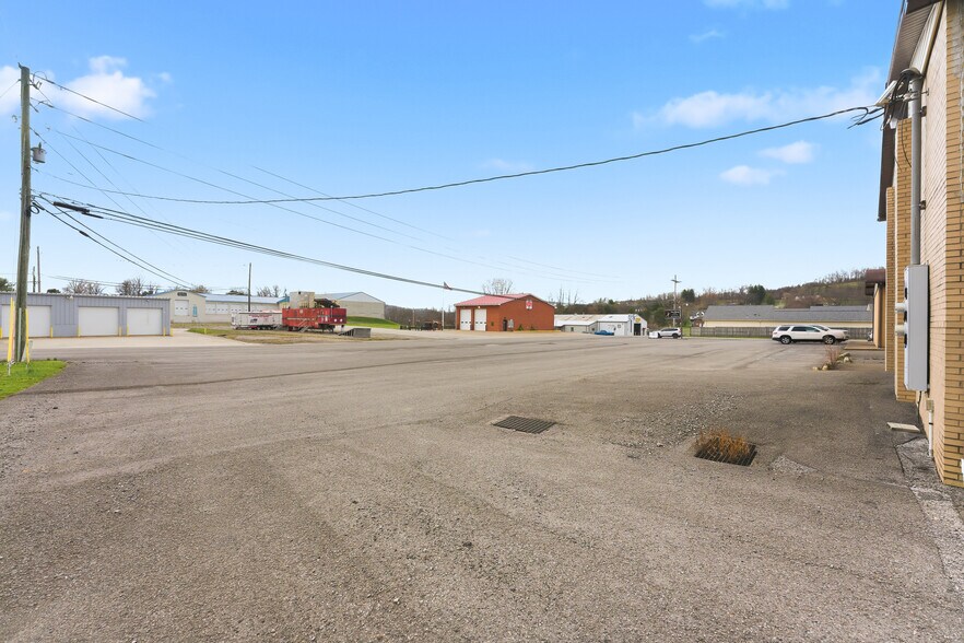 More Photos Of 1117 Willow Dr, Waynesburg Warehouse For Sale