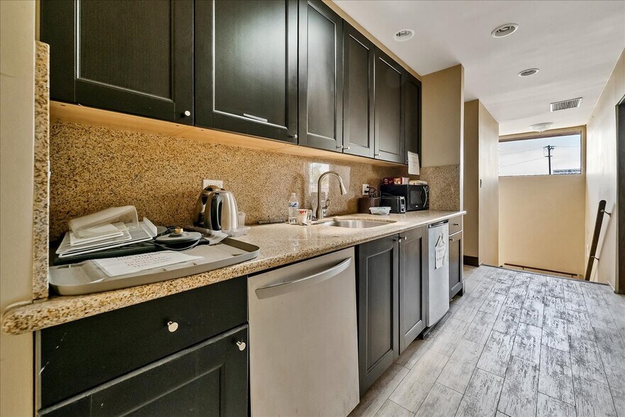 More Photos Of 19709 Ventura Blvd, Woodland Hills Office For Sale