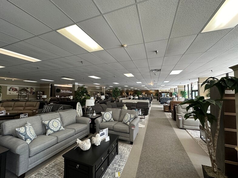 More Photos Of 1631 S State Road 15A, Deland Showroom For Sale