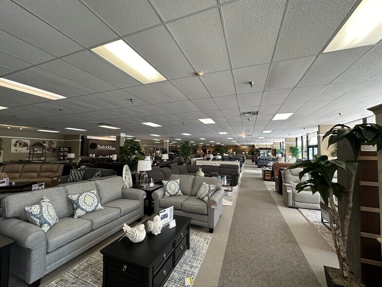 More Photos Of 1631 S State Road 15A, Deland Showroom For Sale