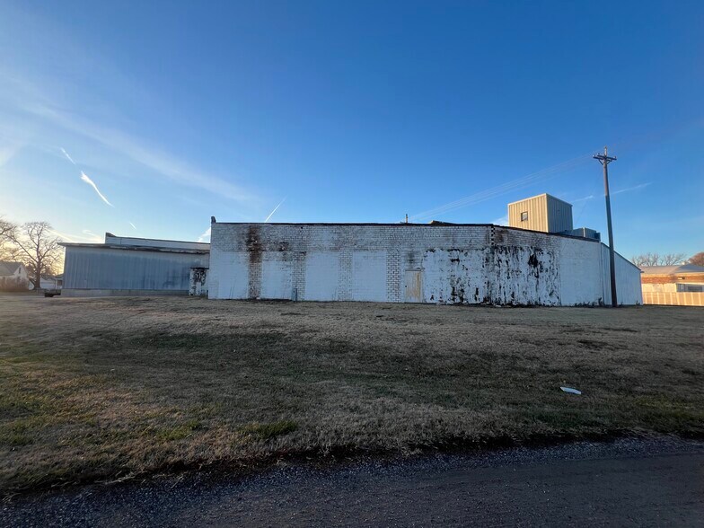 More Photos Of 310 N Oak St, Mcpherson Warehouse For Sale