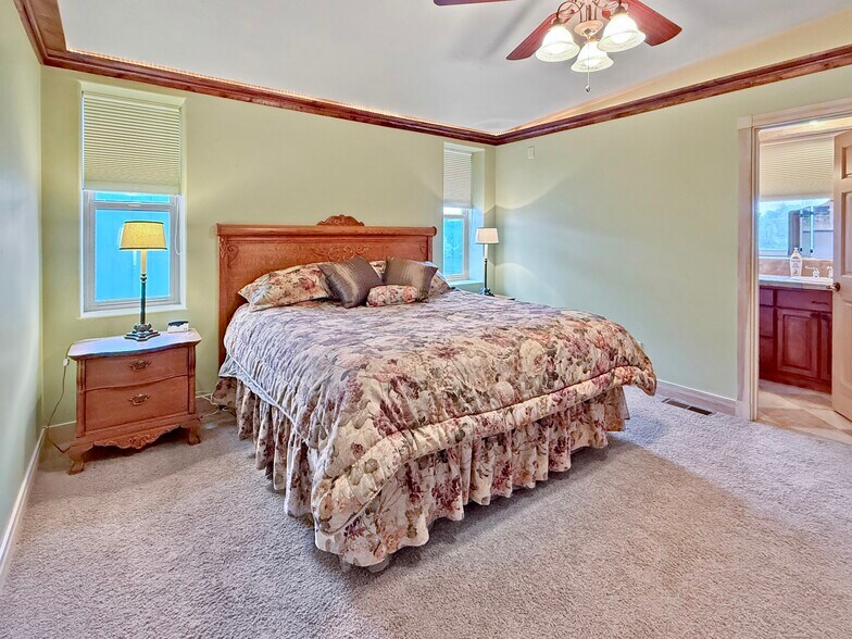 More Photos Of 63026 Powell Butte Hwy, Bend Airplane Hangar For Sale